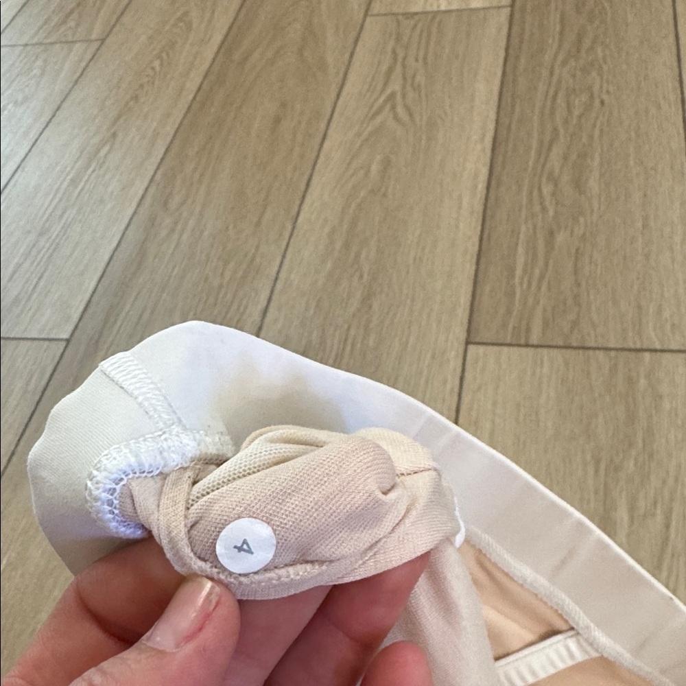 Lululemon Energy Bra White Sz 4 Logo Yoga Workout Fitness - Picture 7 of 7